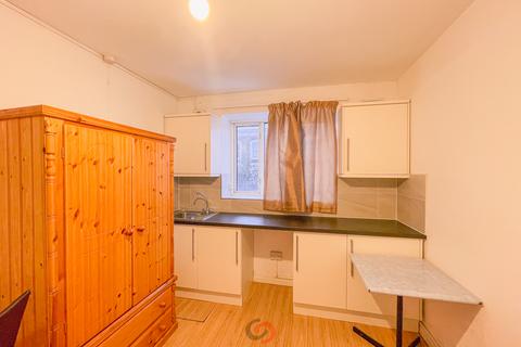 Studio to rent, Holloway Road, London  N7