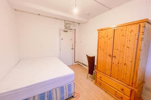 Studio to rent, Holloway Road, London  N7