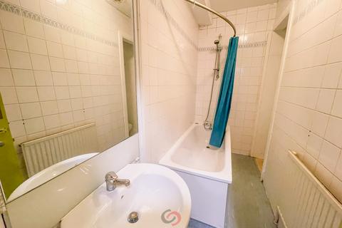 Studio to rent, Holloway Road, London  N7