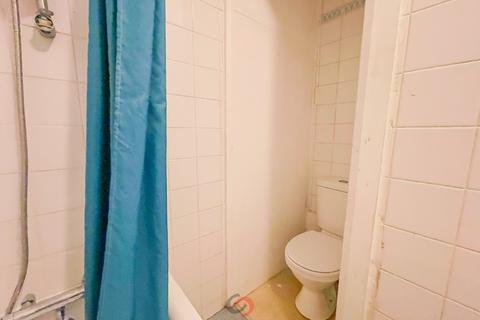 Studio to rent, Holloway Road, London  N7