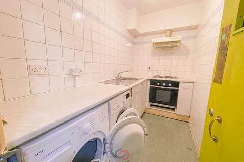 Studio to rent, Holloway Road, London  N7