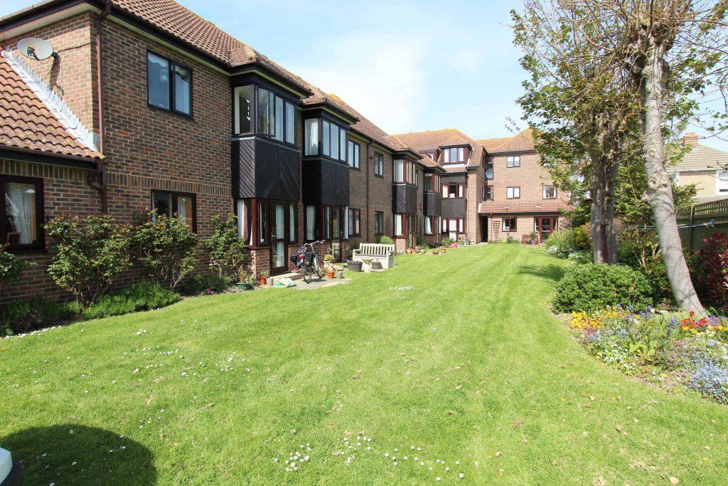 Staunton Avenue, Hayling Island 2 bed flat £95,000
