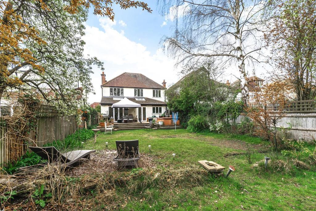 Garrick Close, WaltonOnThames, KT12 4 bed detached house £1,295,000