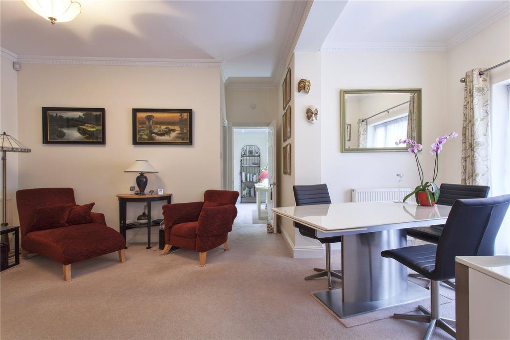Lounge/Dining Area