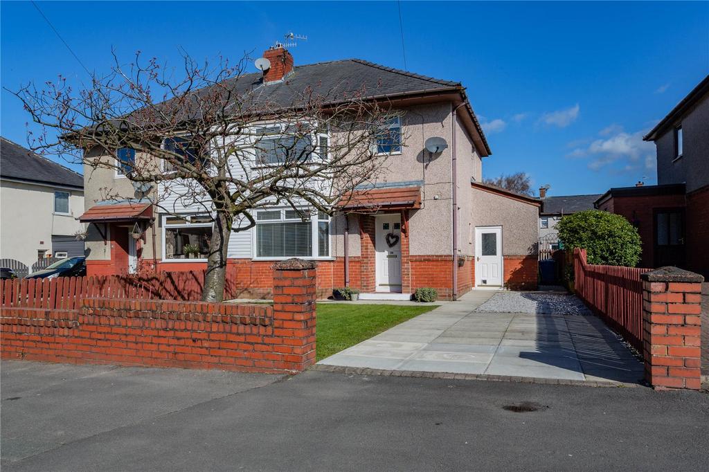 Broadway, Haslingden, Rossendale, BB4 3 bed semidetached house for