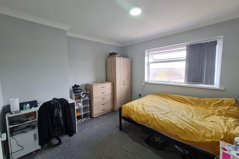 3 bedroom house share to rent - Wain Avenue, Newcastle-Under-Lyme ST5