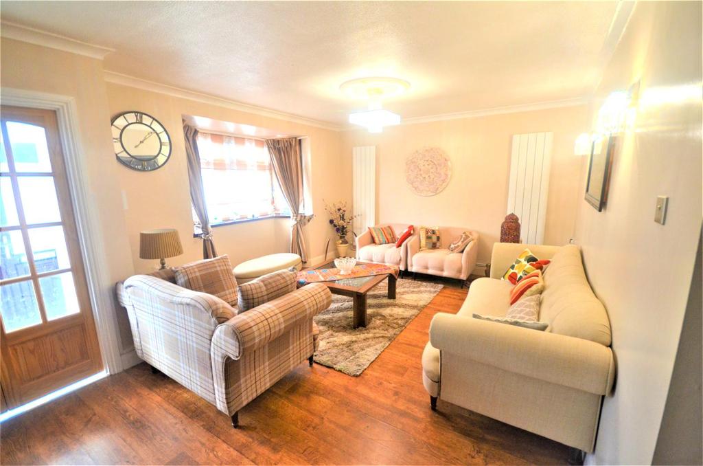 Chalgrove Crescent, Ilford, IG5 4 bed terraced house £2,300 pcm (£531 pw)