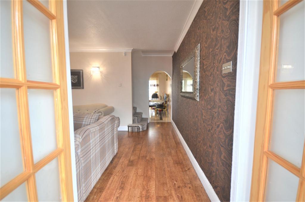 Chalgrove Crescent, Ilford, IG5 4 bed terraced house £2,300 pcm (£531 pw)