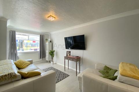 79 Avondale Road, Lowestoft, NR32 2HU