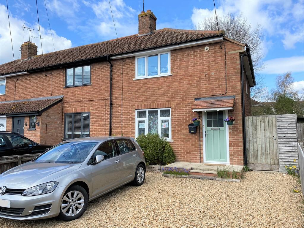 Oxford Crescent, Didcot 2 bed end of terrace house £280,000