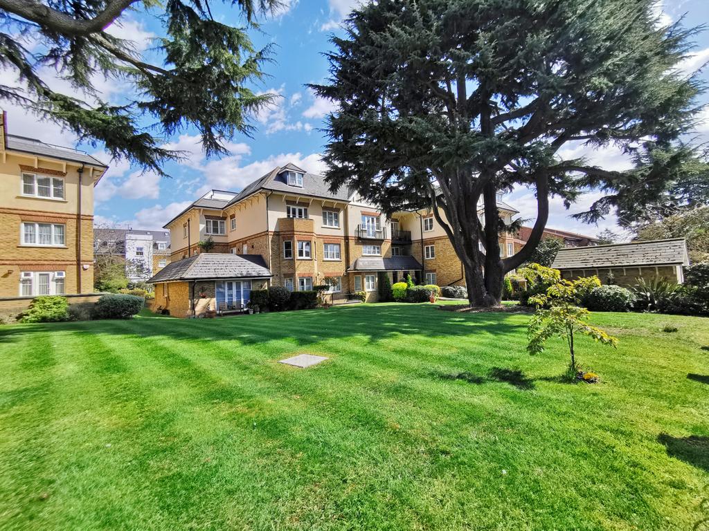 Substantial 2 Bed 2 Bath Flat