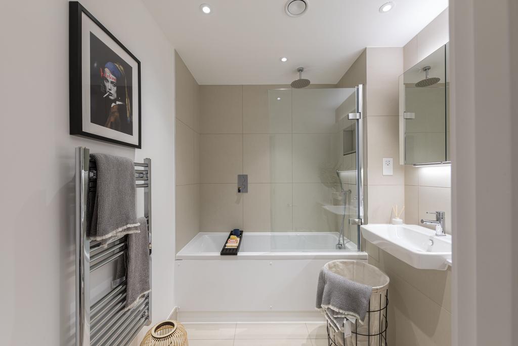 Wyndham Studios Bathroom 2.jpg