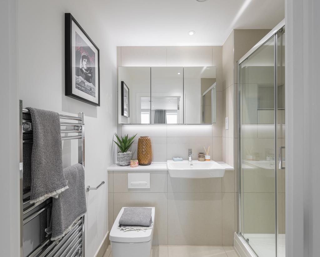 Wyndham Studios Shower.jpg