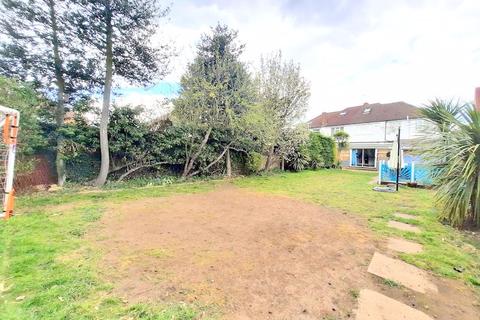 16 Benedict Drive, Feltham, TW14 8JL