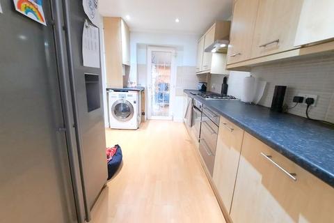 16 Benedict Drive, Feltham, TW14 8JL