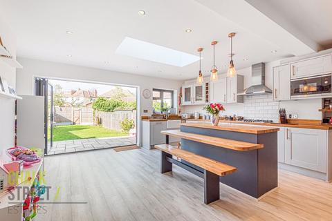 41 Cavenham Gardens, Hornchurch, RM11 2AU