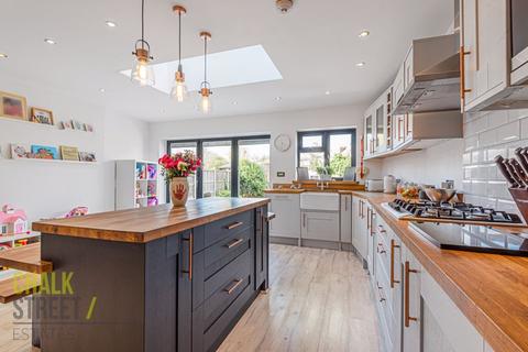 41 Cavenham Gardens, Hornchurch, RM11 2AU