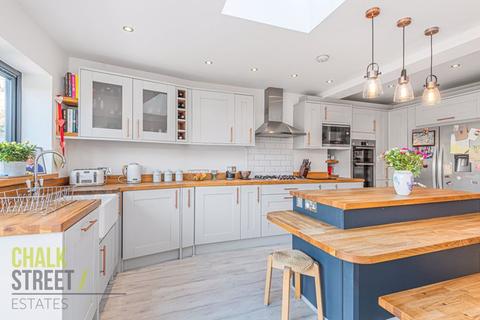 41 Cavenham Gardens, Hornchurch, RM11 2AU