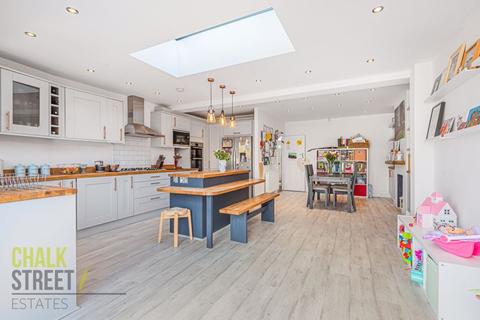 41 Cavenham Gardens, Hornchurch, RM11 2AU