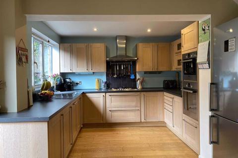 99 Springbank Close, Farsley, Pudsey, LS28 5TP