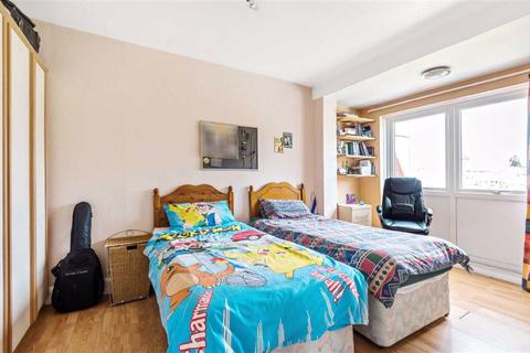 14 Laurel Way, London, N20 8HP