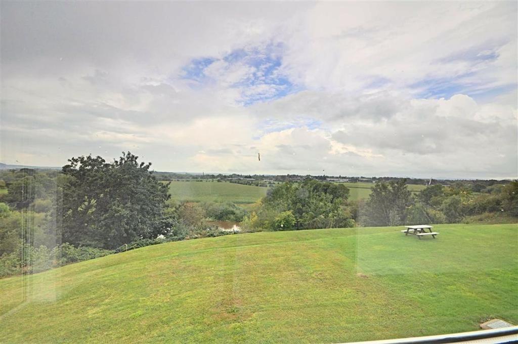 Elm Green Close, Worcester 2 bed apartment £160,000