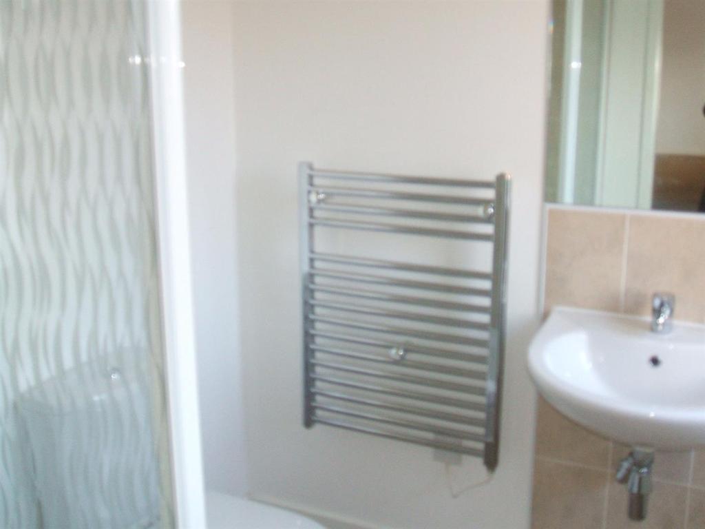 11 priory court ensuite.JPG
