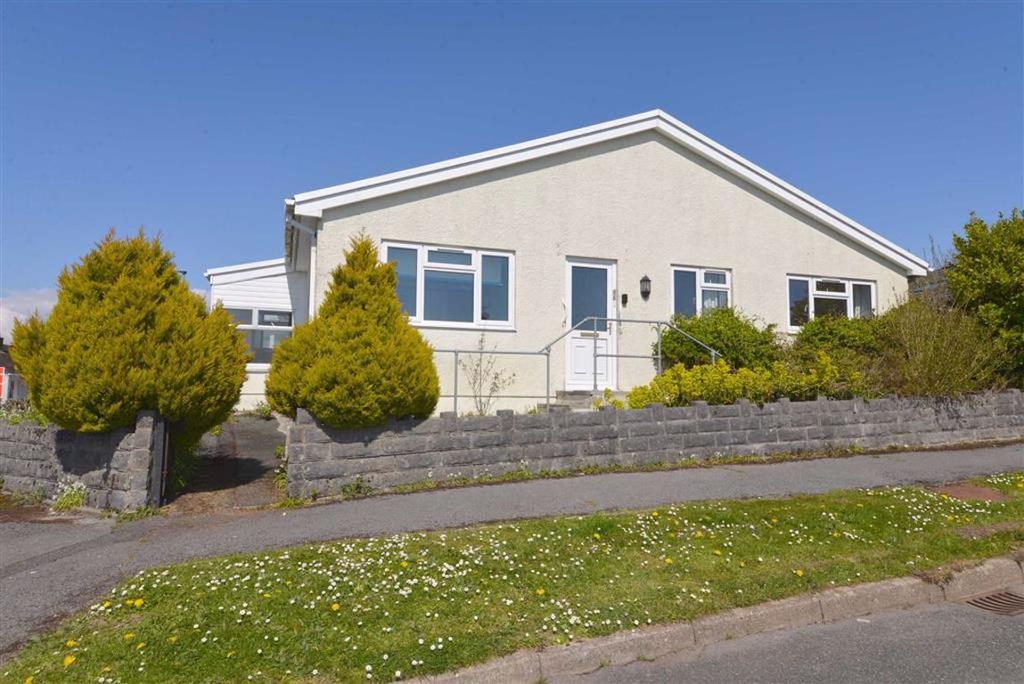 86, Upper Hill Park, Tenby, Dyfed, SA70 4 bed semidetached bungalow