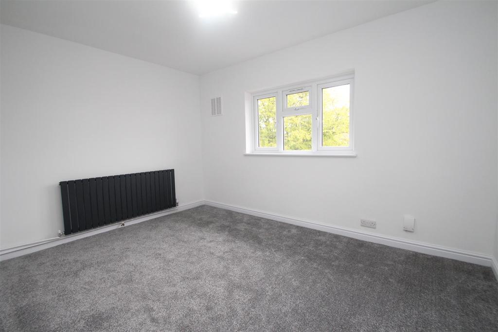 Old Dean, Bovingdon, Hemel Hempstead 2 bed flat £995 pcm (£230 pw)