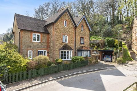 10 Latimer Road, Godalming, GU7 1BL