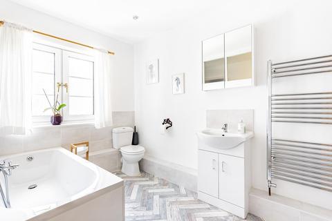 10 Latimer Road, Godalming, GU7 1BL
