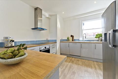 20 Larden Road, London, W3 7ST