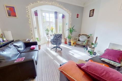 2 bedroom flat to rent, Stone Villas, Far Headingley, LEEDS