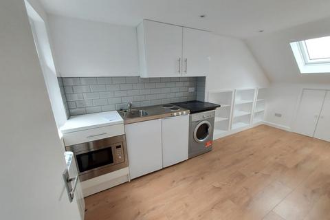 Studio to rent, Kimberley Road N18