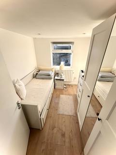 Studio to rent, Kimberley Road N18