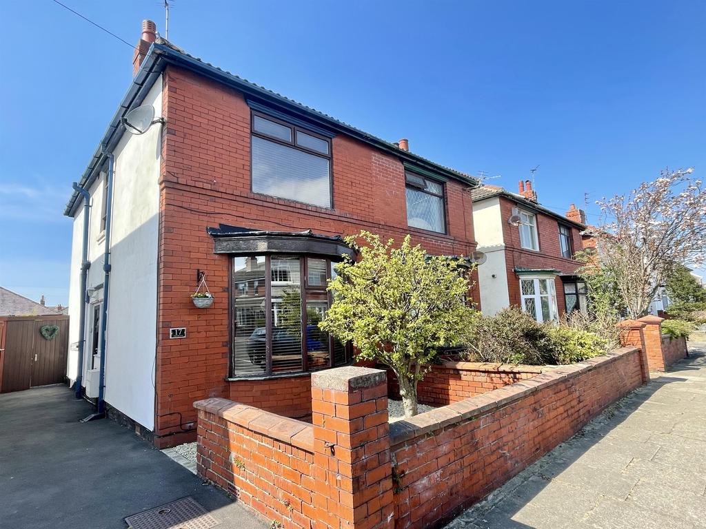 Highgate, Blackpool, FY4 2QJ 2 bed semidetached house £125,000