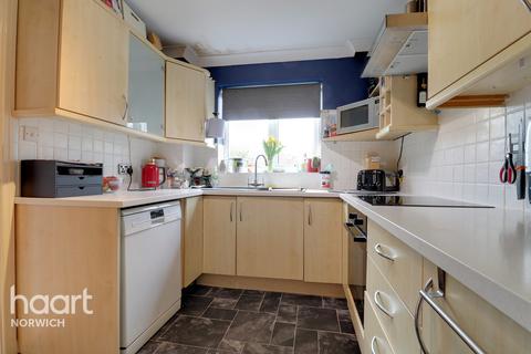 5 Barnard Close, Stoke Holy Cross, Norwich, NR14 8LJ