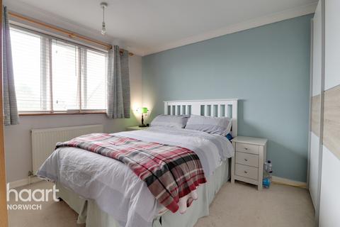 5 Barnard Close, Stoke Holy Cross, Norwich, NR14 8LJ