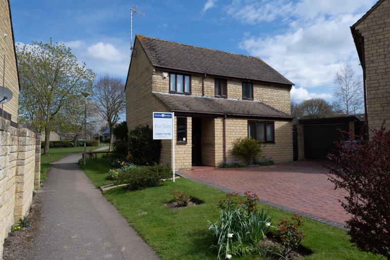 Oxlease, Witney, Oxfordshire 4 bed detached house £450,000
