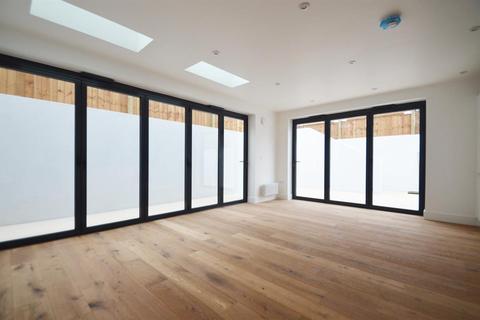 Flat 3, 13 Carlton Road, London, W5 2AW