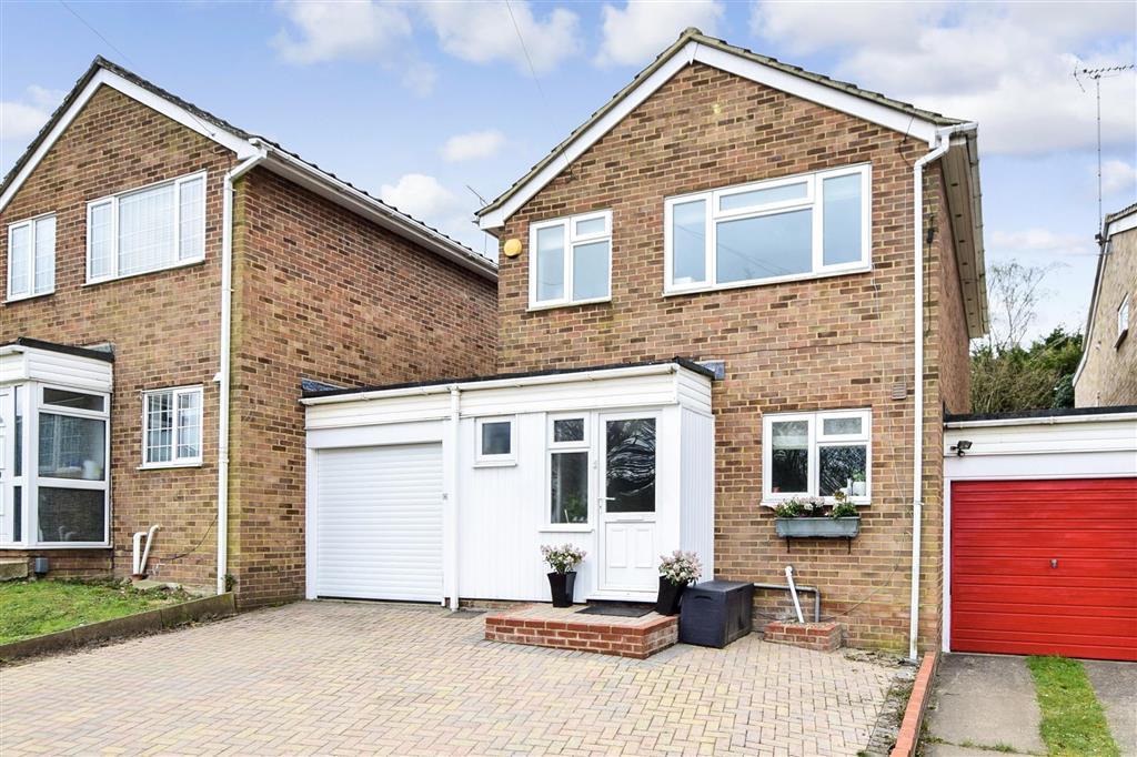 Harvesters Close, Rainham, Gillingham, Kent 3 bed link detached house