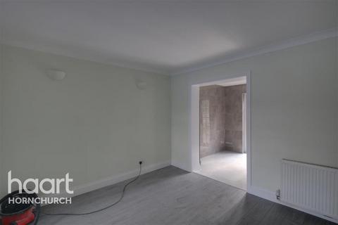 3 bedroom semi-detached house to rent, Brookway, Rainham, RM13