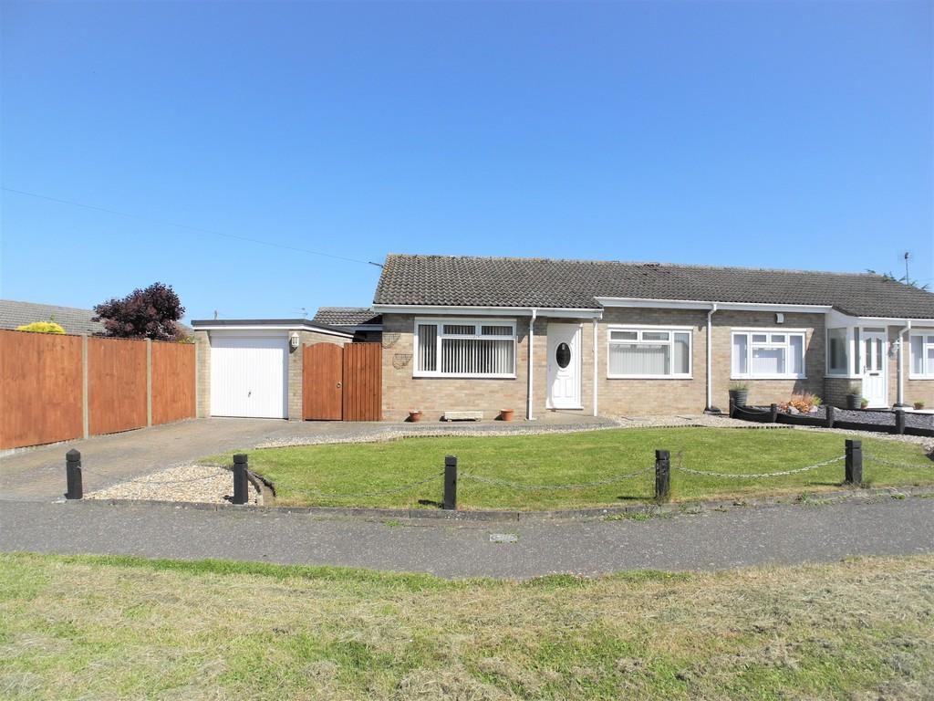 Dukes Drive, Halesworth 2 bed semidetached bungalow £750 pcm (£173 pw)