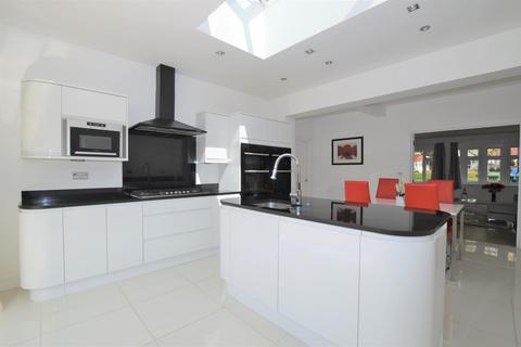 284 Broad Walk, Kidbrooke, London, SE3 8NH
