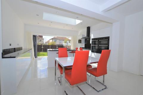 284 Broad Walk, Kidbrooke, London, SE3 8NH