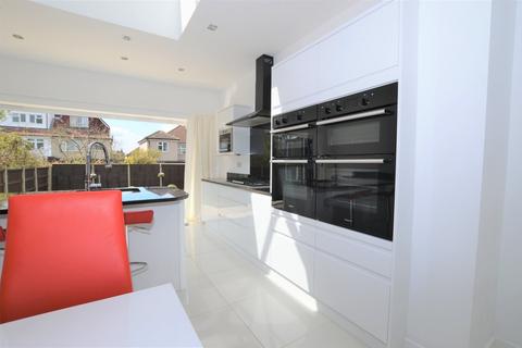 284 Broad Walk, Kidbrooke, London, SE3 8NH