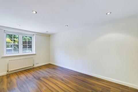 2 bedroom flat to rent, £1300 PCM with Gas & Electric bills included- Park Road, Kenley