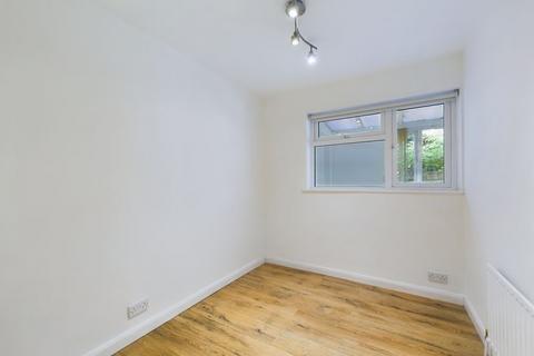 2 bedroom flat to rent, £1300 PCM with Gas & Electric bills included- Park Road, Kenley