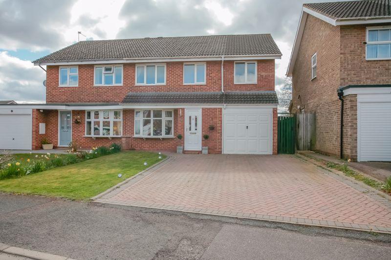 Woodhall Drive, Banbury Four/Five Bedrooms 4 bed semidetached house £330,000