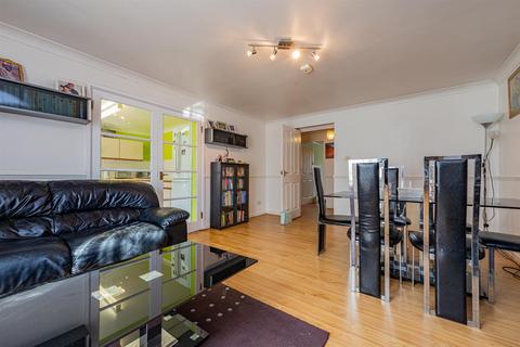1 Peverel, London, E6 6WZ